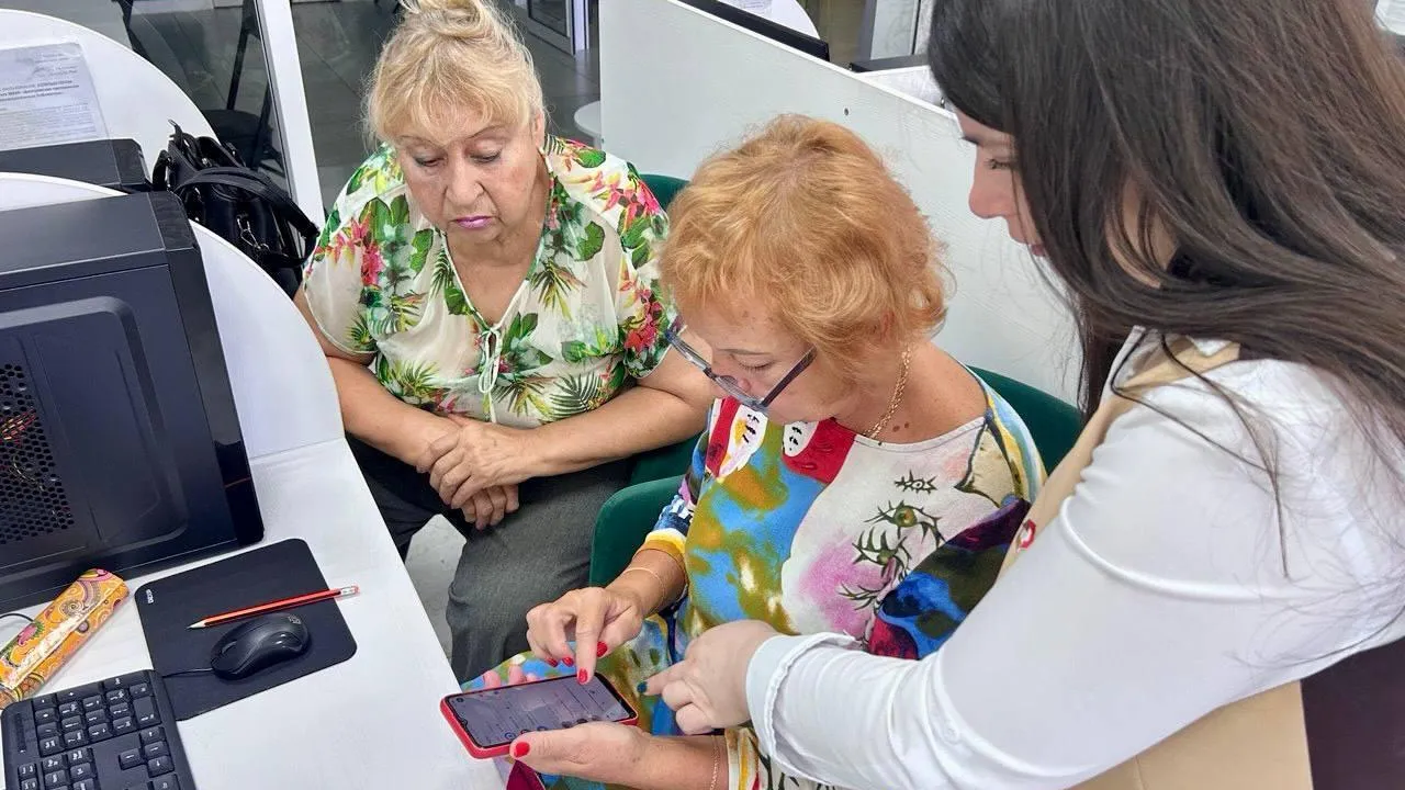 Более 600 долголетов посетили семинары по мессенджеру МАХ в МФЦ Подмосковья