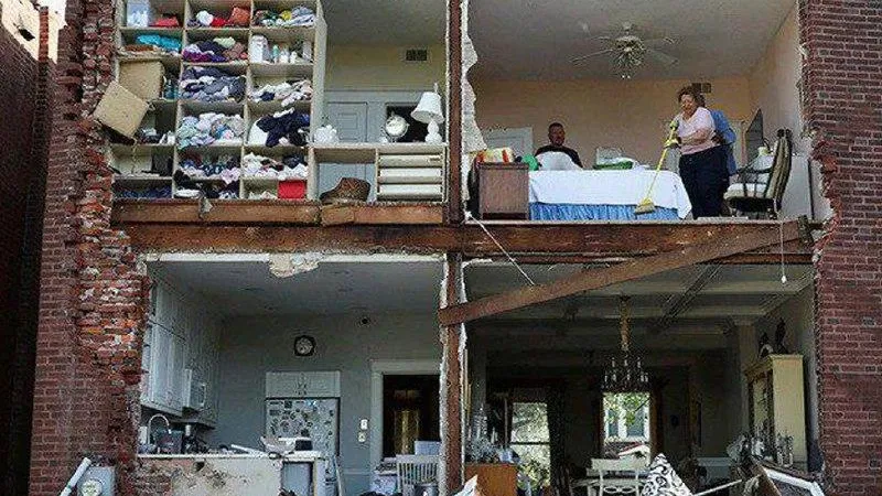 Ураган разрывает и сдувает многоэтажные дома в американском Сент-Луисе