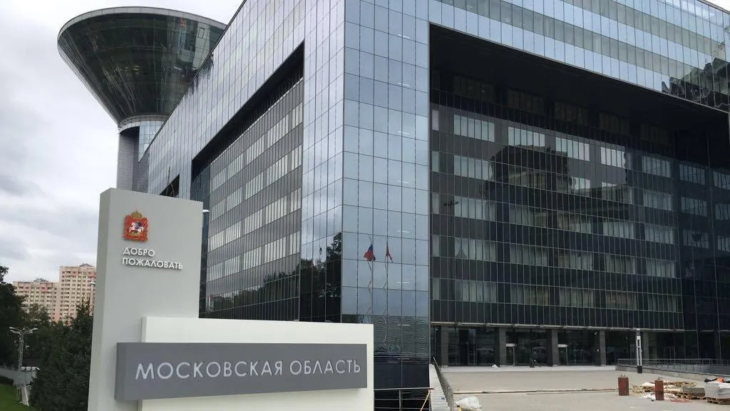 Непривитым сотрудникам закрыли вход в Дом правительства Подмосковья