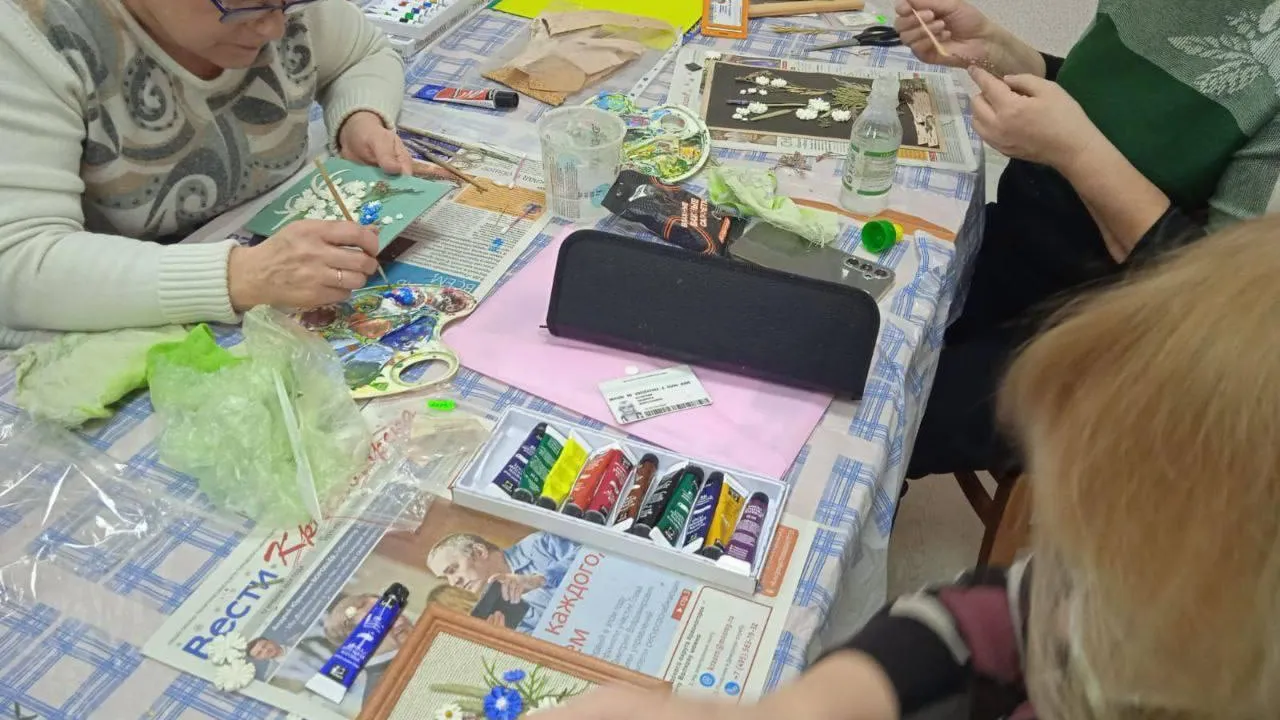 Необычный урок лепки провели для долголетов из Красногорска