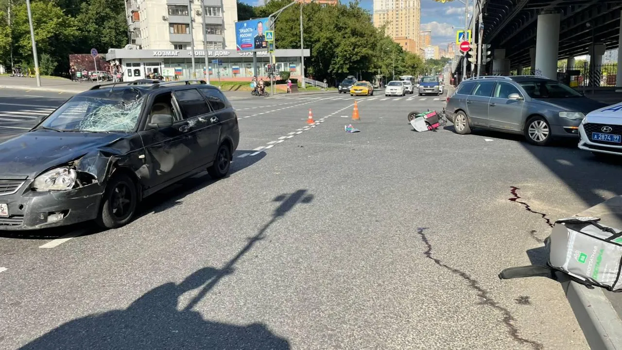 «Ладе» сильно досталось: авто и электровелосипед жестко столкнулись в Москве