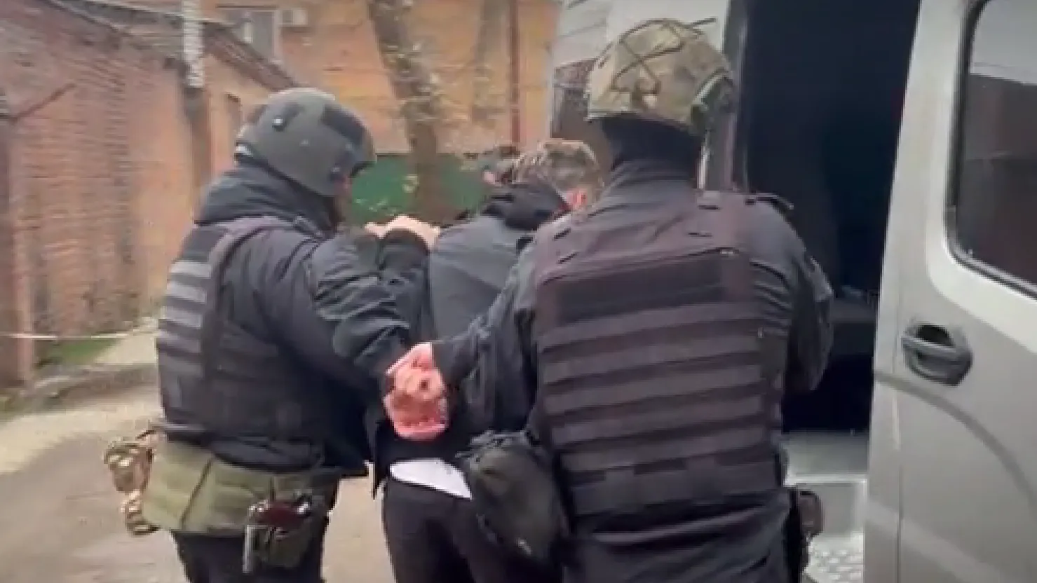 ФСБ пресекла легализацию более 2 тыс иностранцев в России