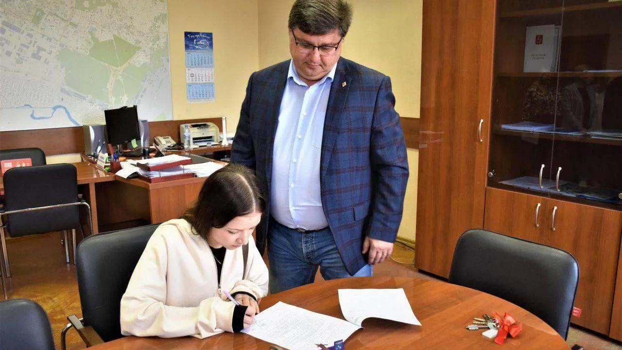 В Жуковском вручили ключи от квартиры девушке, оставшейся без попечения родителей