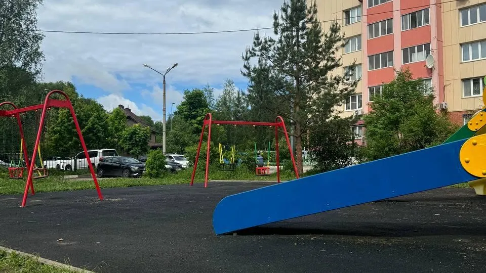 В Подмосковье с начала июня отремонтировали 3,6 тыс элементов на детских площадках