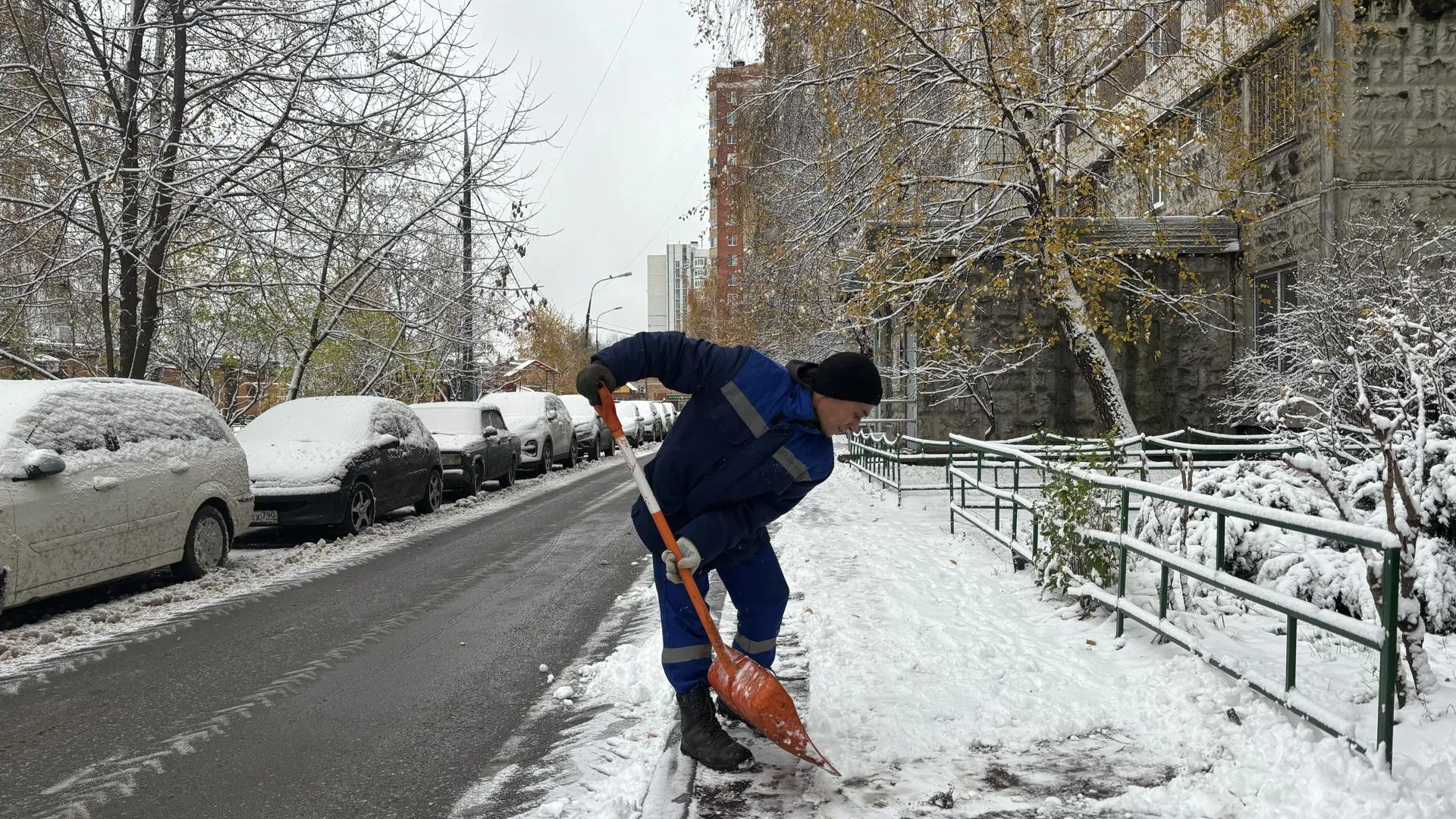 В микрорайоне Кучино Балашихи коммунальщики приступили к уборке снега