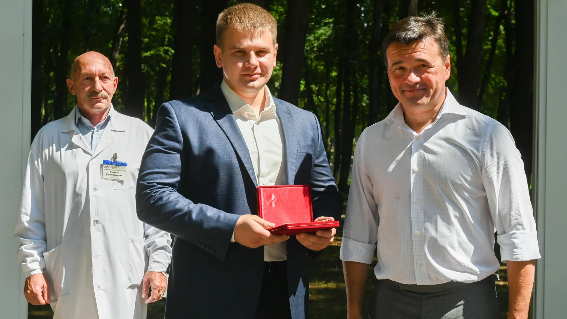 Андрей Воробьев проверил работу временного пункта вакцинации в Воскресенске