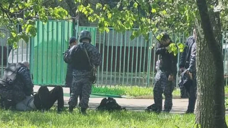 Агрессивный мужчина пытался прорваться в школу с топором в столичном Отрадном