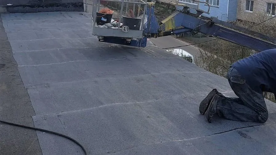УК за сутки отремонтировала крышу 2‑этажного дома в деревне Лосино‑Петровского округа