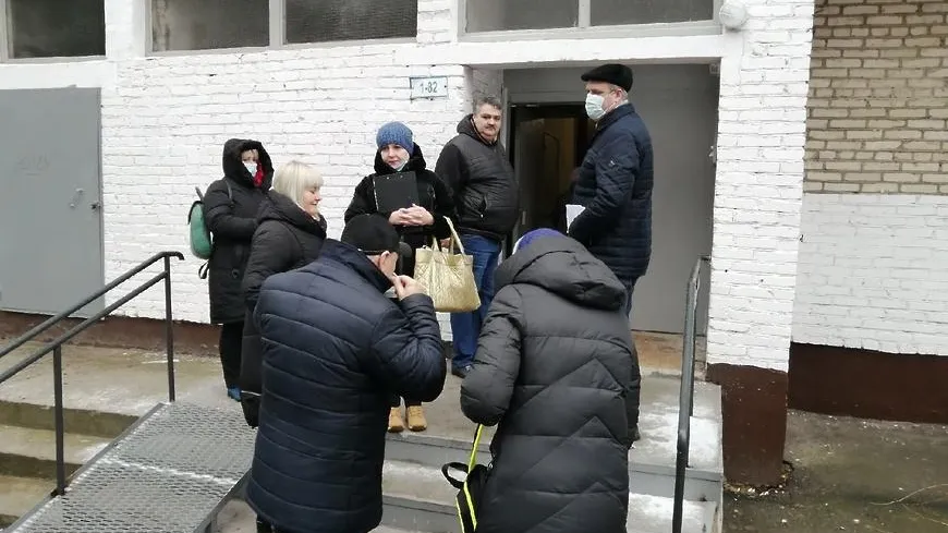 УК утеплит входную дверь в одном из подъездов Подольска по просьбе жителей