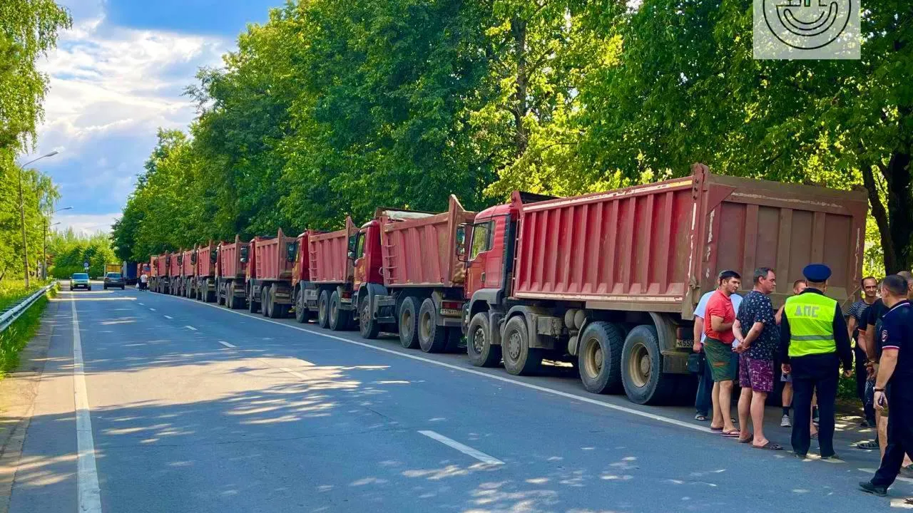 10 грузовиков со строительным мусором задержали в деревне Мытищ