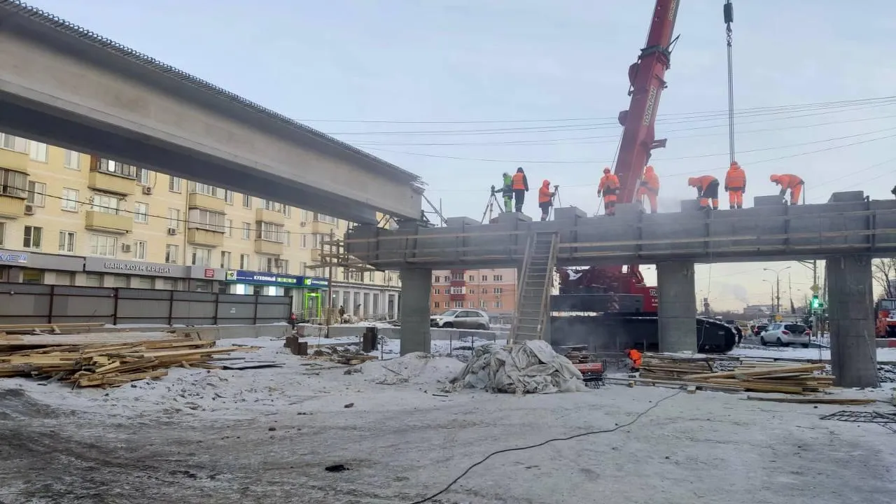 Монтаж балок пролета путепровода начался в Люберцах