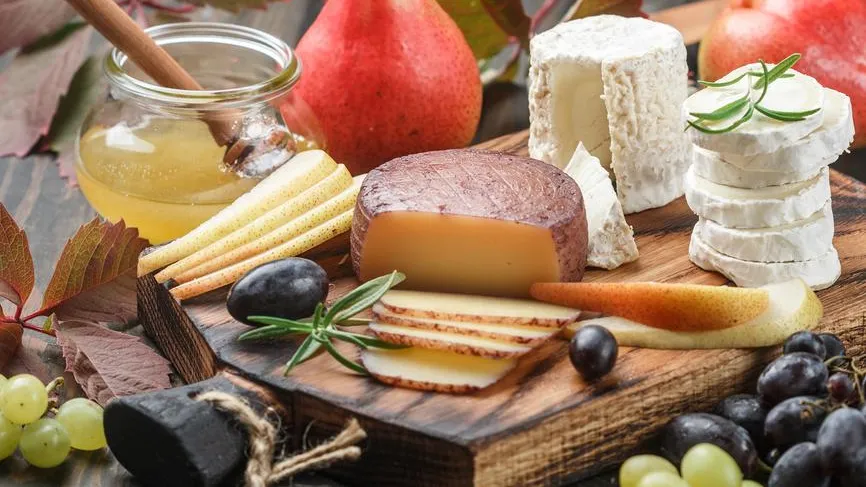 Махровая плесень: как выбрать вкусный сыр и не попасть в больницу