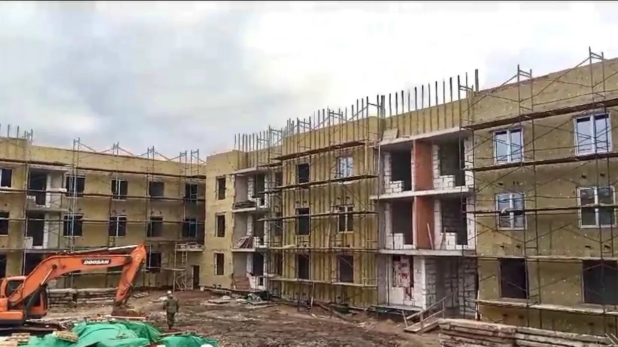 В доме для переселенцев из аварийного жилья в Шатуре приступили к установке окон