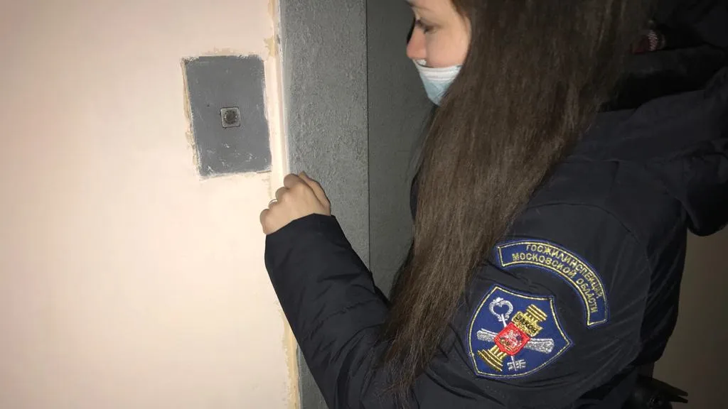 Стены покрасили и оштукатурили в подъезде дома в Балашихе после жалобы жителя