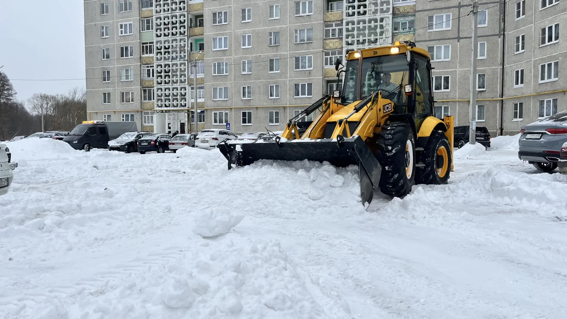 В Рошале расчищают дворы от снега на улице 1-я Первомайская