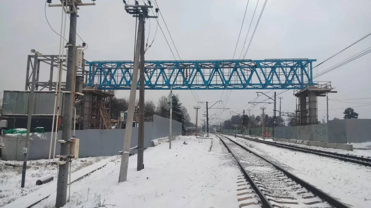 В Истре закончили монтаж пролетного строения надземного пешеходного перехода