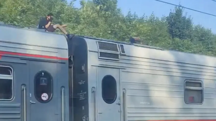 Подростки-зацеперы проехали верхом на несущемся поезде в Москве
