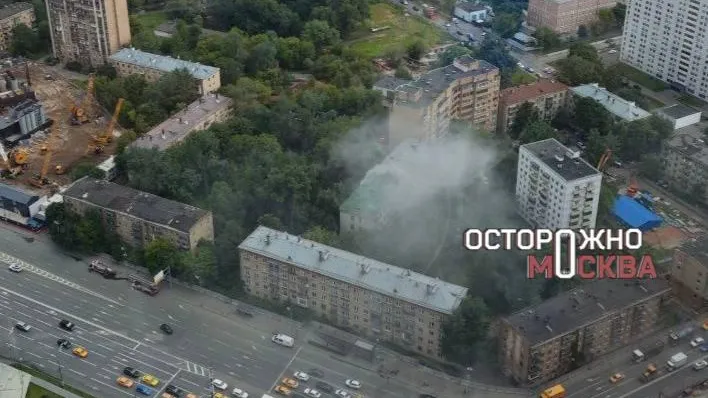 Район заволокло дымом: пожар вспыхнул в заброшенном здании возле «Москва-Сити»