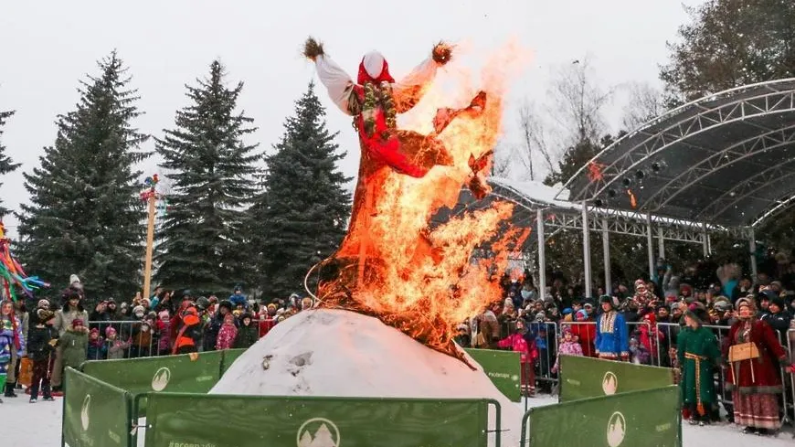 6‑метровое чучело сожгли на празднике в честь Масленицы в Красногорске