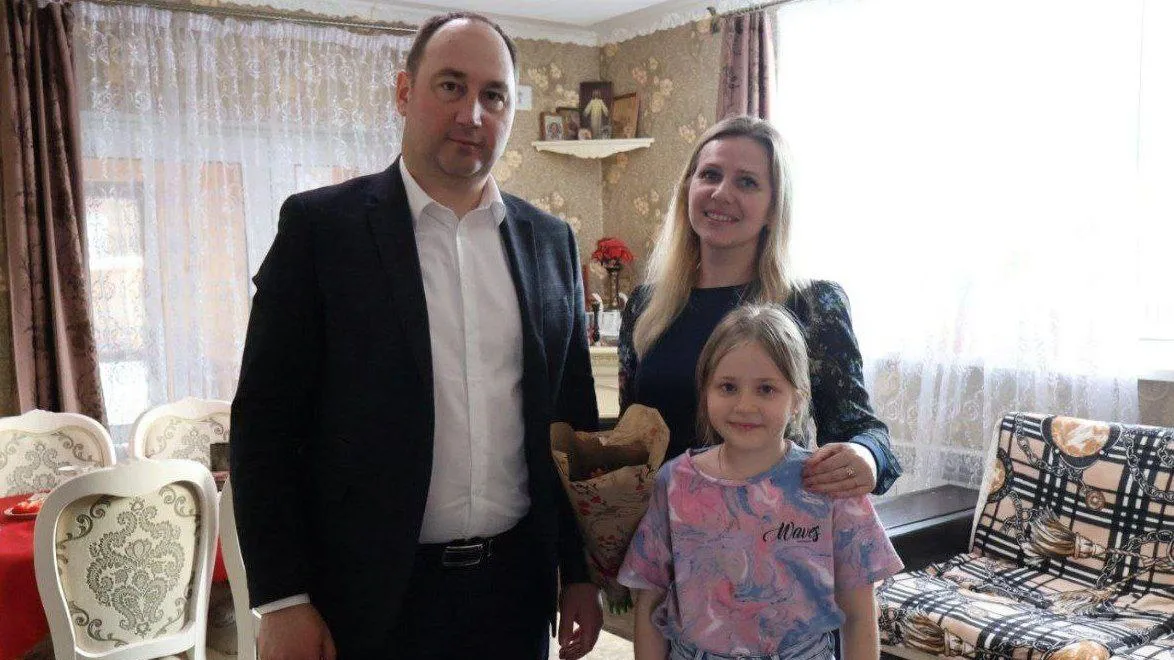 Глава Ступина Сергей Мужальских поздравил супругу участника СВО с праздником