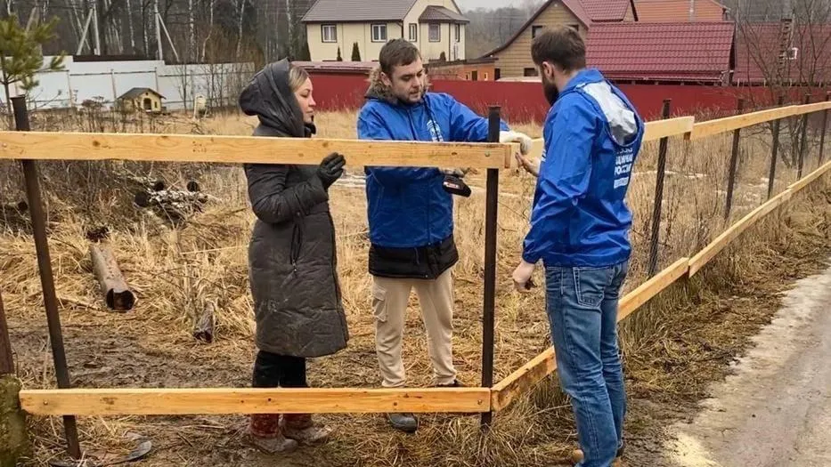 Активисты Подольска помогли построить забор чеховскому приюту для животных