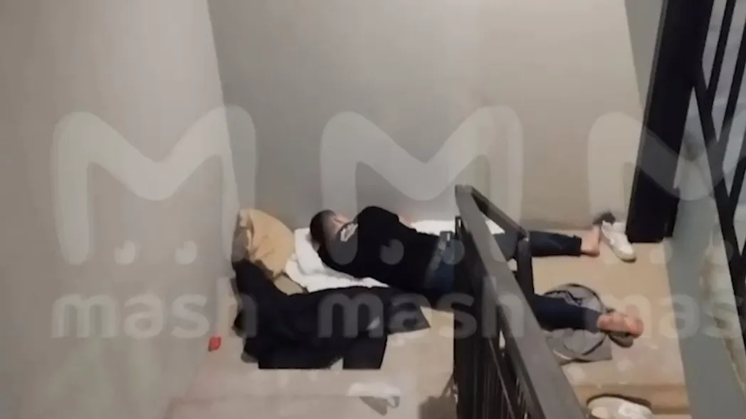 Скатился на дно: экс-участник «Дома-2» поселился в подъезде, пил и дебоширил