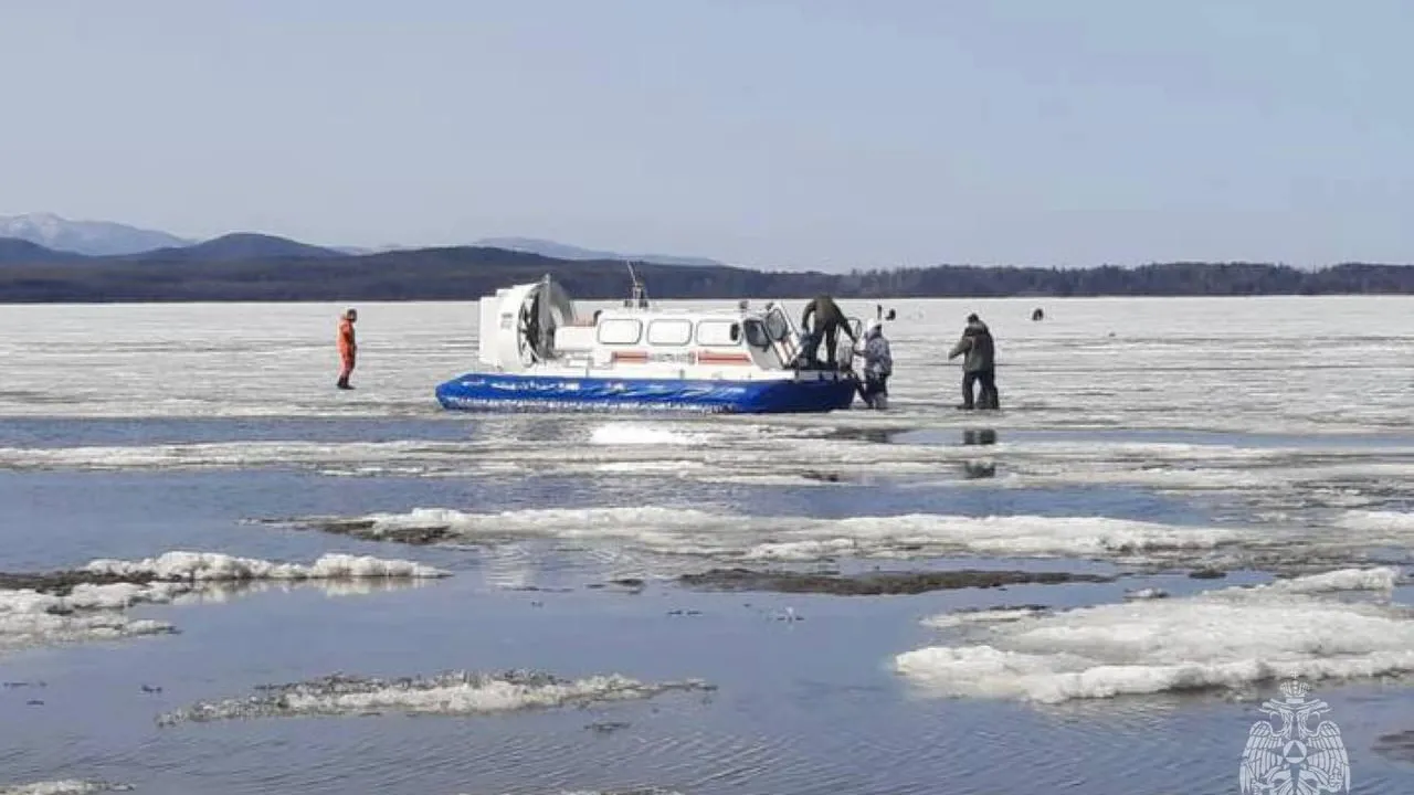 Всех рыбаков спасли с отколовшейся льдины в Охотском море