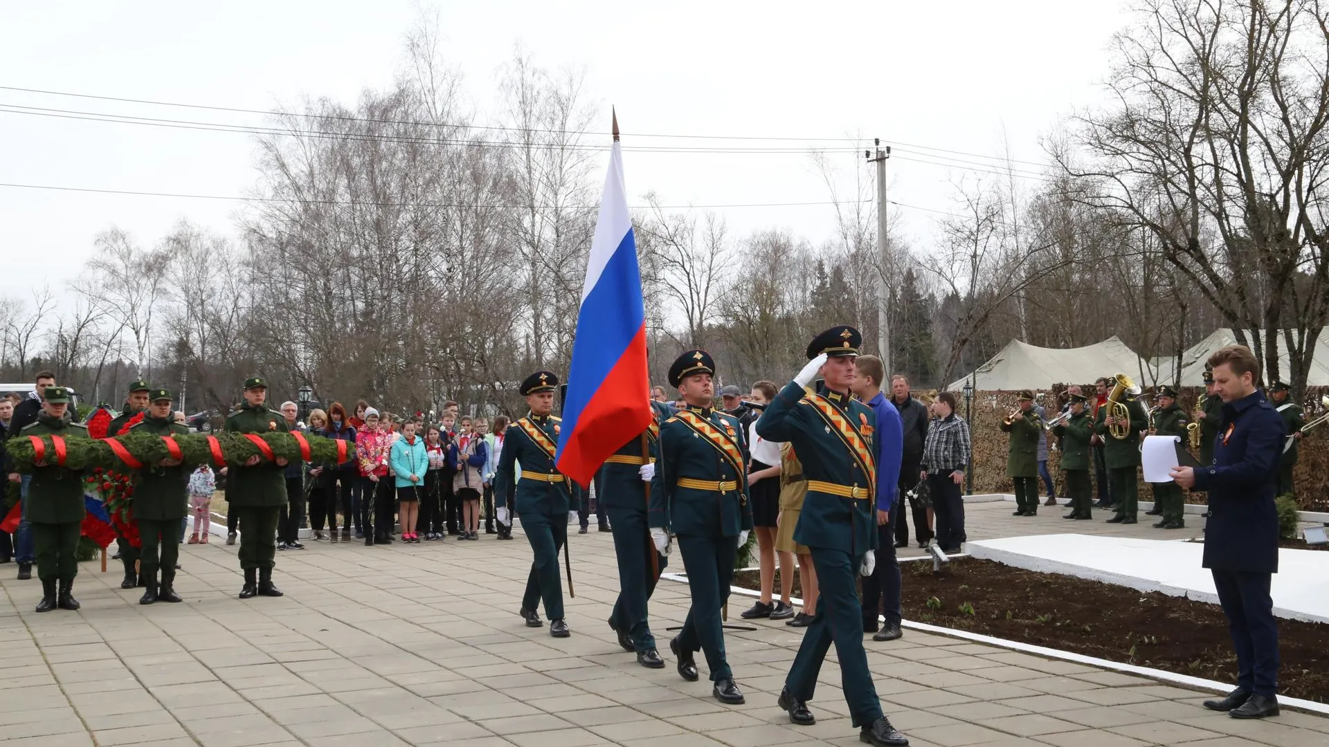 Сотрудники Сбербанка почтили память погибших солдат ВОВ в Наро‑Фоминском округе