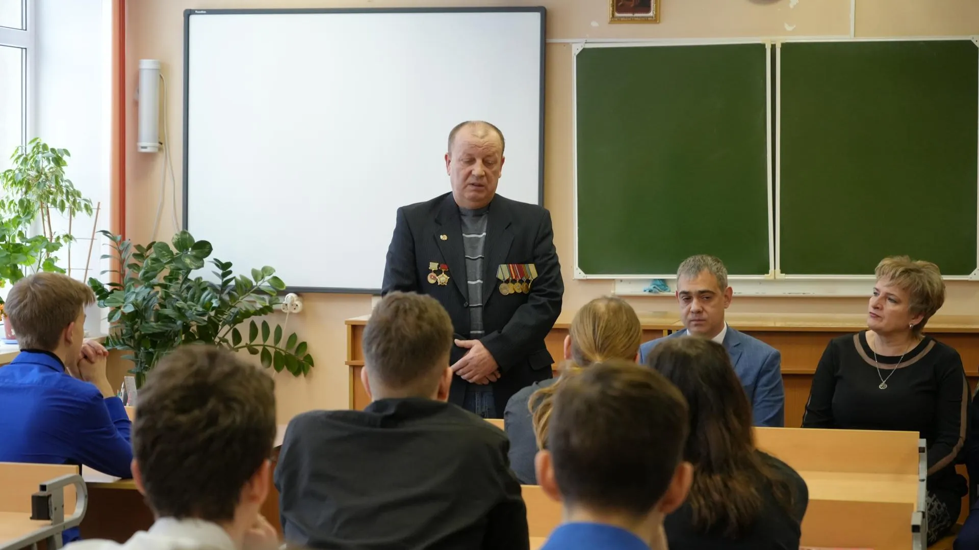 Ветераны Афганистана пообщались с одиннадцатиклассниками Дзержинского