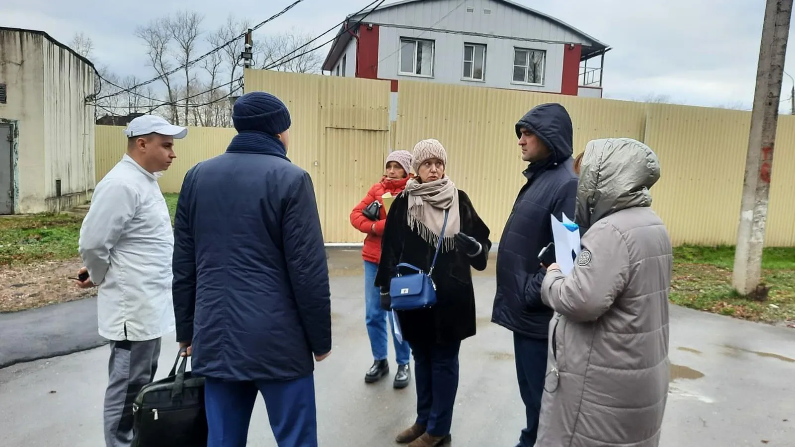 Жители деревни Подольска пожаловались на сильный запах с производства по упаковке рыбы