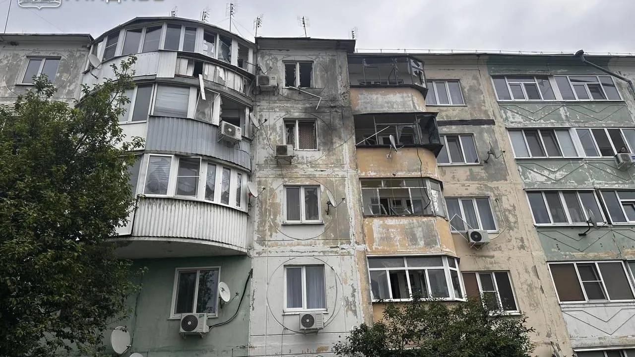 Три человека пострадали после того, как дрон врезался в жилой дом под Белгородом