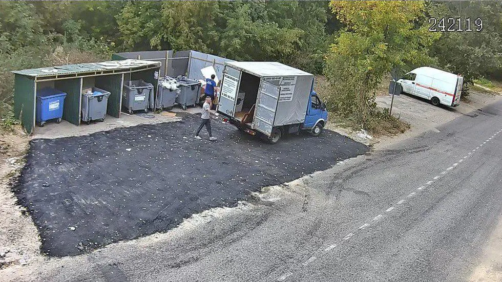 В Воскресенке пресекли незаконный сброс мусора