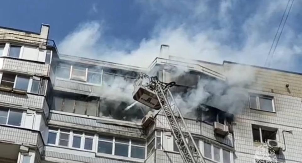 Спасатели потушили пожар в доме на улице Весенней в Москве