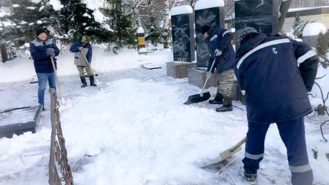 Последствия рекордного снегопада ликвидировали на подмосковных кладбищах