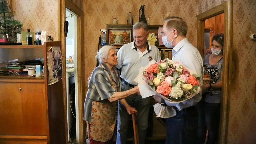 Глава Люберец поздравил жительницу горокруга с 90‑летием