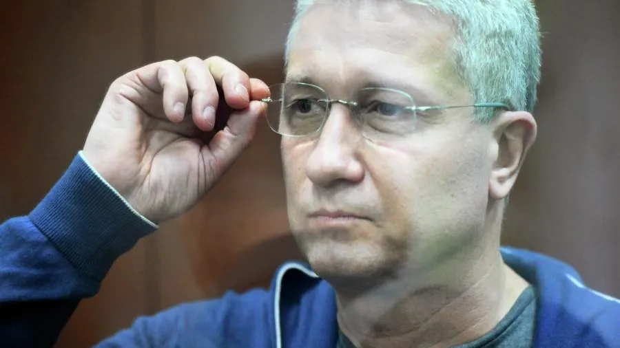 12 дорогих ретроавтомобилей арестовали по делу экс-замминистра обороны Иванова