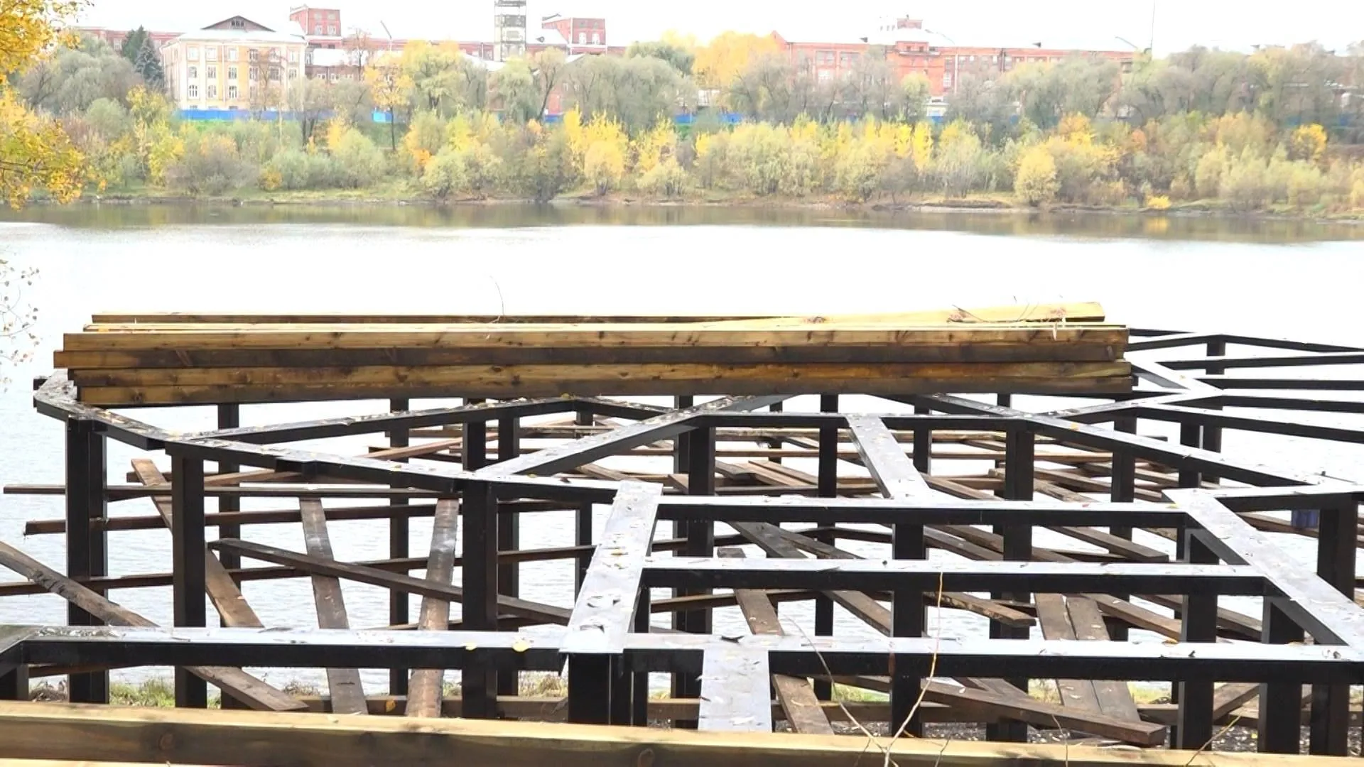 В Раменском парке продолжается благоустройство набережной