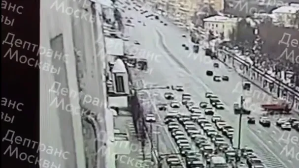 Момент столкновения автобуса и грузовика в центре Москвы попал на видео