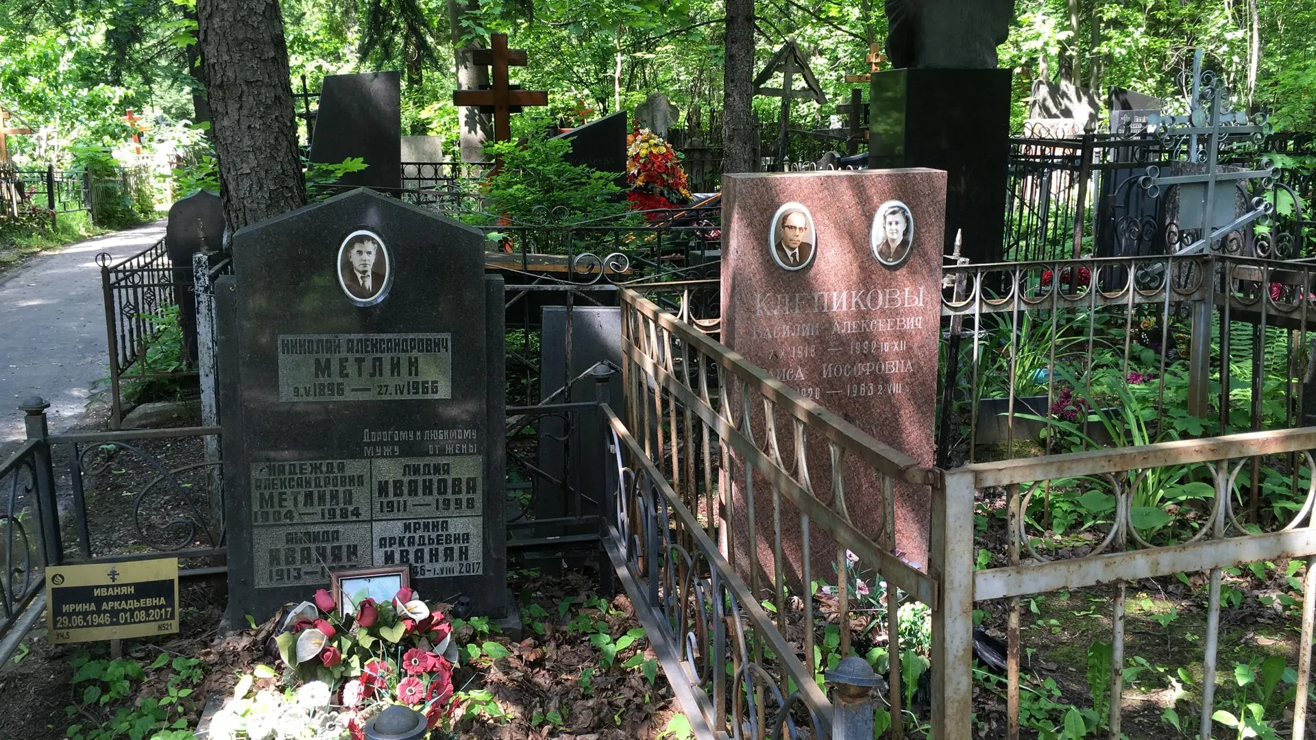 Жителям Подмосковья рассказали правила установки надмогильных сооружений