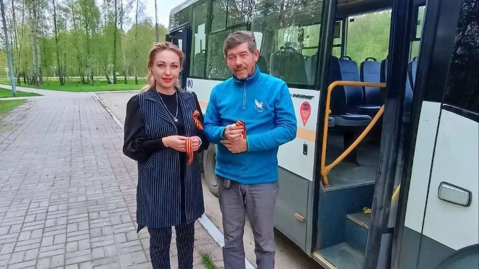 Пассажирам автобусов Подмосковья подарят 2 тыс георгиевских лент