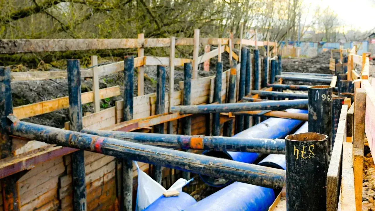 Свыше 2 км канализационных коллекторов укладывают в Ленинском округе