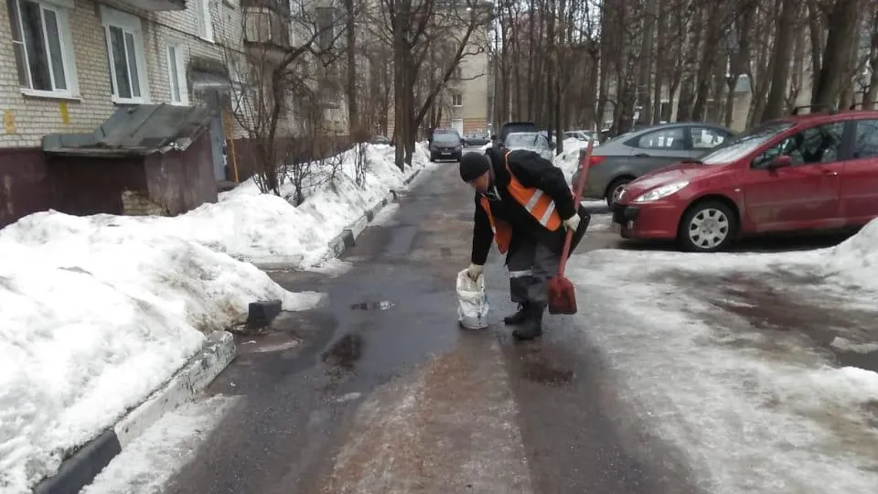 Коммунальщики Подольска продолжают очищать дворовые территории от снега и наледи