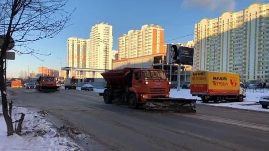 Коммунальщики круглосуточно убирают улицы Балашихи от снега