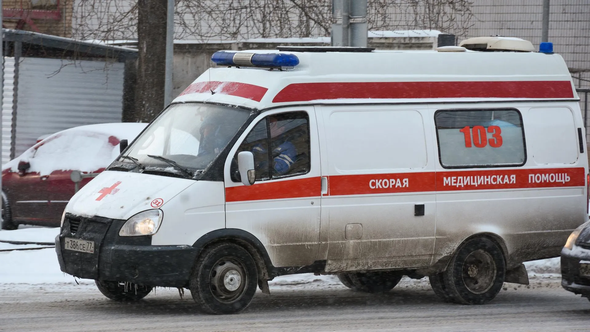 Сосулька упала на прохожего в центре Москвы