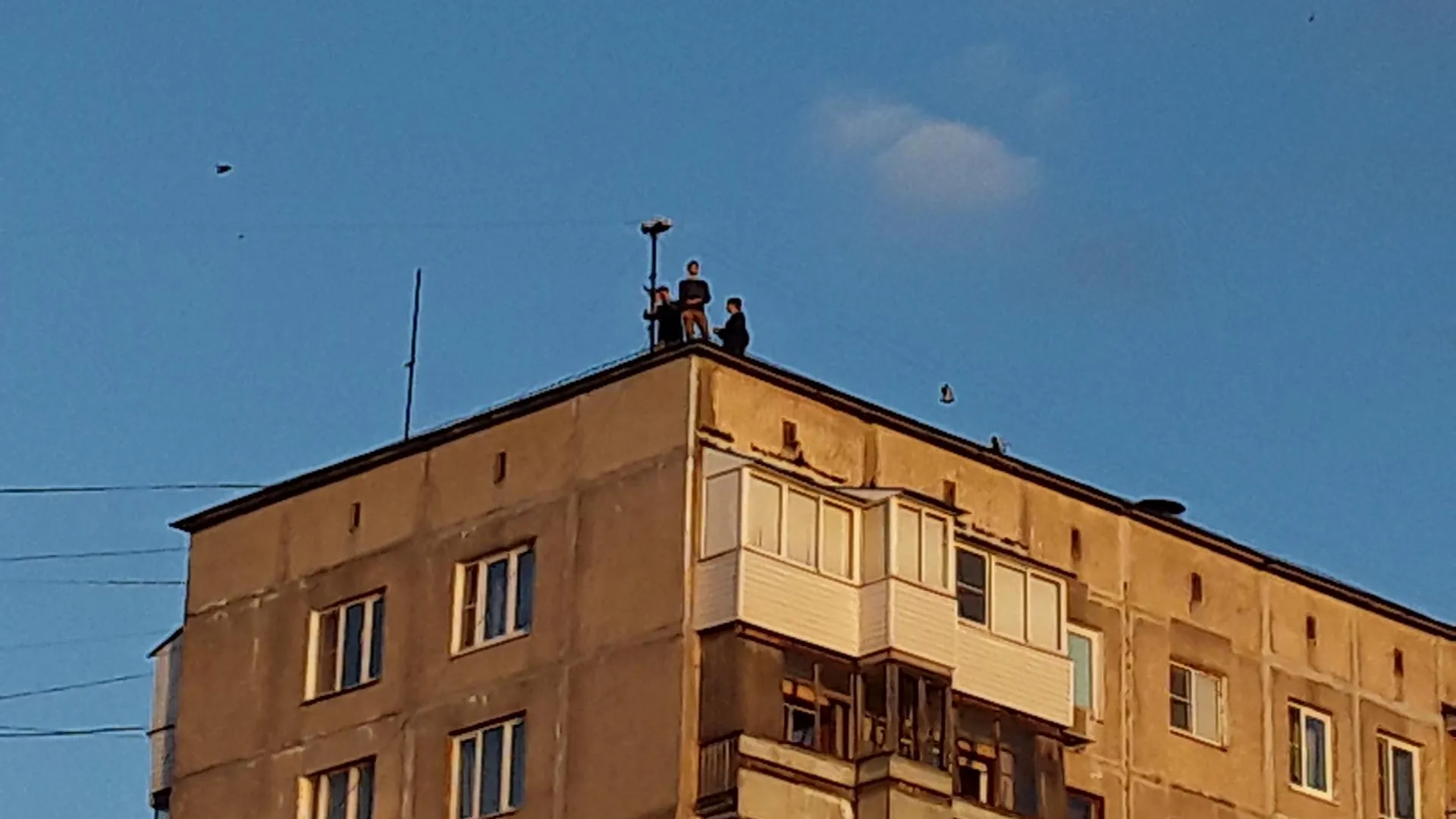 Трое подростков гуляли по крыше многоэтажки в центре Дзержинского