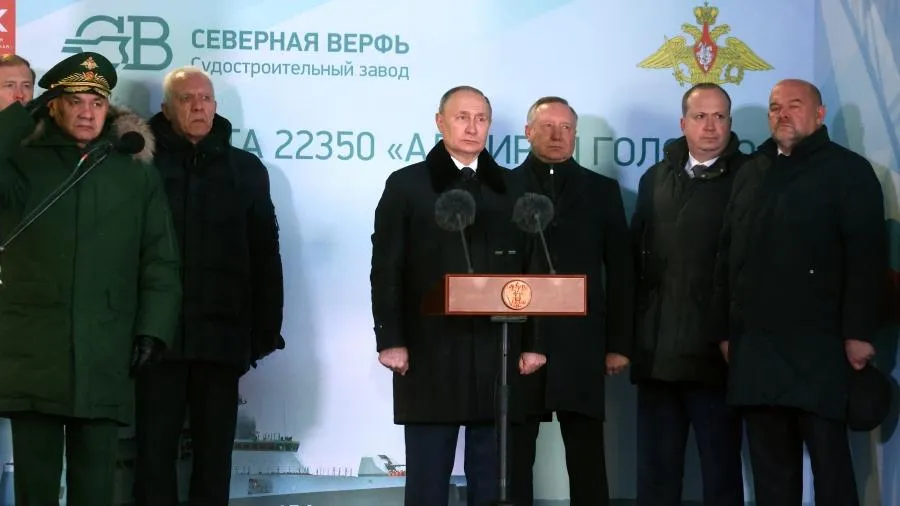 Путин разрешил поднять флаг на кораблях «Адмирал Головко» и «Наро‑Фоминск»