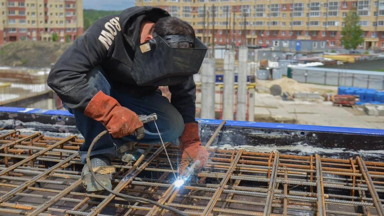 Рабочие приступили к устройству фундамента нового складского комплекса в Подольске