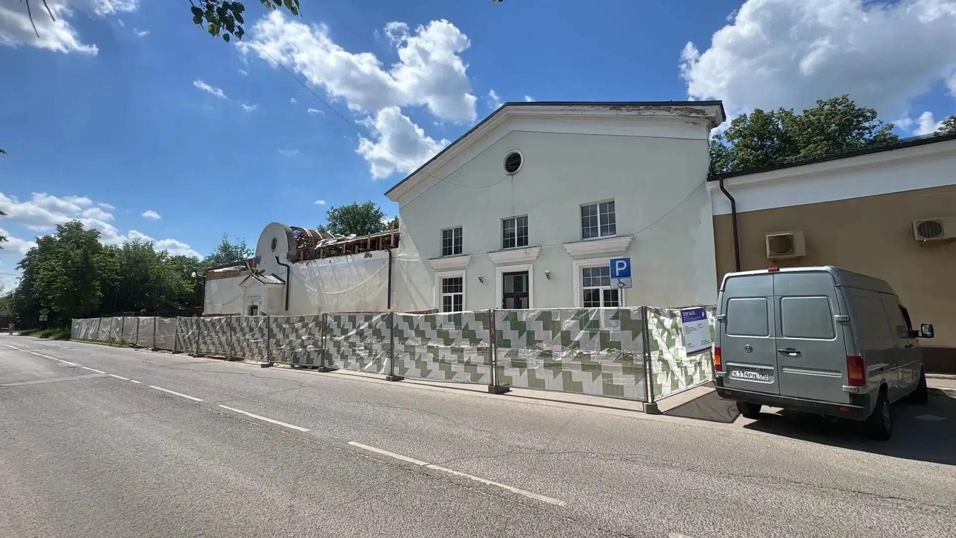 В Серпухове продолжают капремонт Дворца торжеств «Центральный»