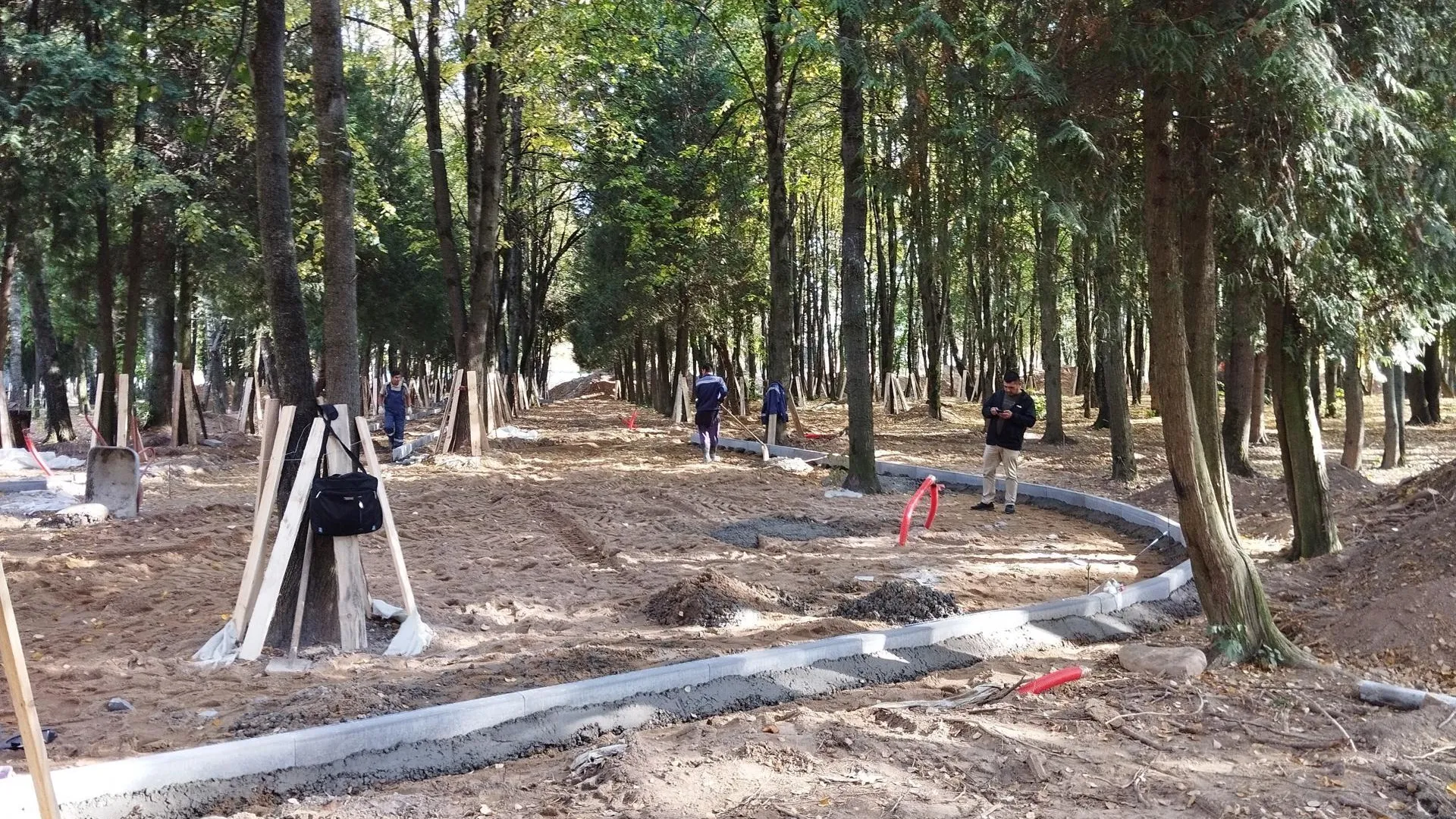 В городском округе Истра благоустраивают центральную часть города Дедовск