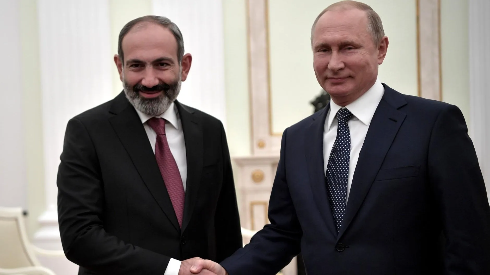Путин поздравил Пашиняна с назначением на пост премьера Армении